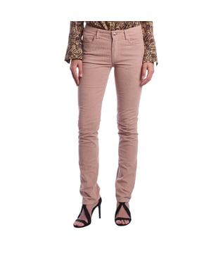 Este pantalón de Zadig & Voltaire presenta una silueta ceñida y elegante, confeccionado en pana de tacto suave que aporta calidez y textura. Su diseño de cinco bolsillos con cierre de cremallera y botón lo convierte en una prenda atemporal, perfecta para estilismos de diario con un toque sofisticado.\n\nIdeal para combinar con blusas, camisas o jerséis, este pantalón ofrece comodidad y versatilidad en cualquier estación del año.\n\nDetalles:\n- Corte: Slim fit de talle medio.\n- Exterior: Tejido de pana fina con estructura de canalé.\n- Bolsillos: Cinco bolsillos funcionales.\n- Estilo: Casual chic con un punto retro.\n- Cierre: Cremallera con botón metálico.\n\nDiseñado para adaptarse al cuerpo con elegancia, es una elección perfecta para looks relajados pero cuidados.\n Composición: 98% Algodón, 2% Elastano\n Cuidados:\nLavar a máquina en frío del revés. No usar secadora. Planchar a baja temperatura si es necesario.