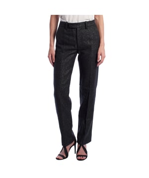 Pantalón recto con tejido de lúrex y acabado brillante.\n\nEste pantalón recto mujer destaca por su elegante confección en tejido de lúrex, que aporta un brillo sutil y sofisticado ideal para eventos o estilismos de noche. El diseño estructurado con pinzas delanteras realza la silueta con un aire pulido, mientras que el acabado metalizado añade un toque glamuroso sin excesos.\n\nDetalles:\n\nTipo de prenda: Pantalón recto de vestir.\nMaterial: Tejido con lúrex de efecto brillante.\nEstilo: Formal con destellos metálicos.\nBolsillos: Laterales discretos y bolsillos traseros con solapa y botón.\nCierre: Doble corchete metálico con cremallera oculta.\n\nUn pantalón mujer sofisticado con acabado brillante que eleva cualquier look de noche, combinando comodidad, estructura y estilo con el toque distintivo del lúrex.\n Composición: 70% Lana, 27% Poliamida, 3% Elastano\n Cuidados:\nLavar a mano con agua fría.\nNo usar lejía.\nNo secar en secadora.