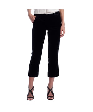Pantalón de terciopelo Zadig & Voltaire con bajo cropped y diseño entallado.\n\nEste pantalón de Zadig & Voltaire destaca por su corte recto ligeramente acampanado y su confección en terciopelo suave, que aporta textura y un acabado sofisticado. De largo tobillero y estilo estructurado, presenta bolsillos delanteros oblicuos, bolsillos traseros con botón y cierre con botones, doble corchete y botón interior. \n\nDetalles:\n- Tipo de prenda: Pantalón recto cropped.\n- Material: Terciopelo suave con cuerpo.\n- Estilo: Largo al tobillo, ligeramente acampanado.\n- Bolsillos: Laterales oblicuos y bolsillos traseros con botón.\n- Cierre: Botones ocultos con doble corchete y botón interior.\n\nEste pantalón de Zadig & Voltaire añade un toque lujoso y contemporáneo al fondo de armario, ideal para transiciones entre el día y la noche.\n Composición: 100% Algodón\n Cuidados:\nLavar a mano con agua fría o a máquina en programa delicado.\nUtilizar detergente suave y evitar el uso de lejía.\nNo secar en secadora; secar en plano o colgado a la sombra.