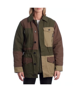 Chaqueta desmontable Zadig & Voltaire en patchwork de tonos tierra. Diseño 2 en 1 con interior acolchado Chaqueta desmontable Zadig & Voltaire estilo utilitario. Diseño 2 en 1 con interior acolchado extraíble.\n\nChaqueta de Zadig & Voltaire con diseño funcional y contemporáneo. Compuesta por una parka exterior con bloques en contraste y múltiples bolsillos de inspiración cargo, incorpora un plumífero interior desmontable que se sujeta mediante cremallera. Esta doble estructura permite usar ambas piezas juntas o por separado, adaptándose a distintas estaciones y estilos.\n\nDetalles:\nCorte: Recto, con ajuste interno en la cintura.\nExterior: Parka con cuello camisero, cierre de botones a presión y bolsillos de solapa y cremallera.\nInterior: Abrigo acolchado independiente, ligero y sin cuello, con cremallera frontal.\nEstilo: Utilitario y contemporáneo con bloques de contraste.\nFuncionalidad: Prenda 2 en 1 desmontable, adaptable a distintas temperaturas.\n\nDiseño inteligente que combina moda y funcionalidad, pensado para acompañarte con estilo en cualquier momento del año.\n Composición: Parka: 100% Algodón; Bomber: 100% Poliéster\n Cuidados:\nLavar a mano o en ciclo delicado a baja temperatura.\nNo usar lejía ni blanqueadores.\nNo secar en secadora; se recomienda secado en plano.\nPlanchar a baja temperatura solo si es necesario.