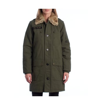 Parka larga de Zadig & Voltaire con diseño funcional y espíritu utilitario. Presenta un corte recto con largo por encima de la rodilla y cierre de botones frontales. El cuello está rematado con un forro de pelo sintético extraíble que añade calidez y contraste de texturas. Incluye bolsillos amplios con solapa, cremallera y botón, así como detalles bordados y una etiqueta bordada con el nombre de la firma.\n\nDetalles:\n- Corte: Recto, largo medio.\n- Exterior: Parka con cierre de botones, bolsillos múltiples y bordado de inspiración militar.\n- Interior: Forro acolchado de costura ondulada para mayor aislamiento.\n- Cuello: Pelo sintético desmontable para adaptar la prenda a diferentes temperaturas.\n- Funcionalidad: Diseño robusto y práctico con estética contemporánea.\n\nPerfecta para quienes buscan una chaqueta cálida con carácter, ideal para looks casuales con personalidad.\n Composición: Exterior: 100% Algodón; Interior: 100% Poliéster\n Cuidados:\nLimpieza en seco recomendada para preservar la estructura y los detalles del tejido.\nNo usar lejía ni blanqueadores.\n\nNo utilizar secadora.\n\nPlanchar a temperatura baja si es necesario, evitando el área del pelo sintético.