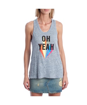 Tanktop met een losse pasvorm en racerbackhals, ideaal voor casual, zomerse looks. Het ontwerp valt op door de veelkleurige graphic op de voorkant, wat zorgt voor een dynamische en jeugdige touch. De zachte, lichtgewicht stof biedt de hele dag comfort.\n\n Een veelzijdig stuk dat past bij shorts, rokken of jeans, perfect voor een frisse, moeiteloze stijl.\n\n Details:\n - Snit: Recht en ontspannen, met een ronde halslijn en racerback.\n - Buitenkant: Zachte gebreide stof met veelkleurige grafische print.\n - Binnenkant: Ongevoerd.\n - Stijl: Urban en casual, met een opvallende grafische boodschap.\n - Functionaliteit: Ideaal voor zomerse looks en vrijetijdsactiviteiten.\n\n T-shirt voor dames dat frisheid en karakter brengt in uw dagelijkse garderobe met zijn moderne en ontspannen stijl.\n Samenstelling: 70% linnen, 30% polyamide\n Onderhoud:\nMachinewas koud met vergelijkbare kleuren. Niet bleken. Plat drogen. Binnenstebuiten strijken op lage temperatuur.