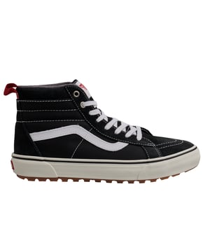 Vans Hoge Sk8-Hi MTE-1 sportschoenen\n\n De Vans Sk8-Hi MTE-1 is een technische optie uit de Urban-lijn van het merk en biedt comfort en grip in wisselende omstandigheden. Dit model behoudt een klassieke esthetiek met versterkte materialen en functionele details, ideaal voor koude of natte klimaten.\n\n Details:\n - Duurzaam bovenwerk van suède en canvas.\n - Warme voering met MTE-1 isolatie.\n - Gevulkaniseerde constructie.\n - Geweven logolabel op de tong.\n - Streep aan de zijkant.\n - MTE-1 zool met omgekeerd wafelpatroon.\n - Platte veters.\n\n Vans trainers zijn veel meer dan alleen schoenen: ze vertegenwoordigen een houding, een stedelijke en rebelse levensstijl. Of het nu gaat om het klassieke Old Skool-silhouet, de iconische slip-on of moderne samenwerkingen met artiesten en merken, Vans blijft een symbool van authenticiteit, creativiteit en alternatieve cultuur.\n Samenstelling: Buitenmateriaal: suède, canvas; Binnenmateriaal: textiel; Zool: synthetisch\n Onderhoud:\nReinigen met een zachte borstel en neutrale zeep.\n Vermijd wassen in de wasmachine.\n Aan de lucht laten drogen, beschermen tegen direct zonlicht.