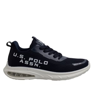 Inspiradas en el dinamismo del deporte, diseñadas para acompañar cada movimiento.\n\nLas zapatillas USPOLO ASSN. ACTIVE001M ofrecen un diseño limpio que combina a la perfección con cualquier atuendo deportivo. La parte superior de malla es transpirable y la suela de goma antideslizante. Lucen el logotipo de la marca en el lateral y una cámara de aire en la suela proporciona una pisada suave.\n\nDetalles:\n- Empeine de malla técnica transpirable que favorece la ventilación y aporta ligereza.\n- Refuerzos sintéticos termosellados para mayor soporte sin añadir peso.\n- Plantilla ergonómica y cuello acolchado que proporcionan comodidad continua.\n- Suela de goma EVA con cámara de aire visible en el talón para una pisada más amortiguada.\n- Logo U.S. POLO ASSN. en gran formato lateral y detalle “Since 1890” en la puntera, sello de autenticidad.\n\nUna propuesta deportiva que combina funcionalidad y estilo. Zapatillas hombre deportivas perfectas para quienes buscan rendimiento diario con un diseño moderno y reconocible.\n Composición: Exterior: Textil, Interior: Textil; Suela: Sintético\n Cuidados:\nLimpiar con un cepillo suave y jabón neutro.\nEvitar lavar en máquina.\nSecar al aire, lejos del sol directo.