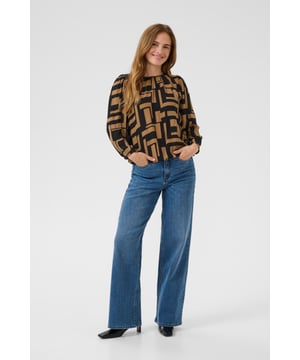 Blouse met losse pasvorm en ronde halslijn, vervaardigd uit lichtgewicht materiaal voor comfort. Voorzien van lange, luchtige mouwen met fijne plooien bij de manchetten voor een elegante uitstraling en veelzijdig draagplezier.  Fijne was 30°, niet bleken, niet in de droger drogen, Liggend laten drogen in de schaduw, koud strijken max. 110° C,.  100% Viscose (LENZING™ ECOVERO™)