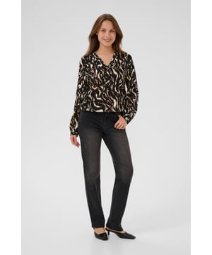 Damesblouse met losse pasvorm en V-hals, comfortabel en veelzijdig. Lange mouwen en moderne snit, ideaal voor werk of vrije tijd.  Fijne was 30°, niet bleken, niet in de droger drogen, Liggend laten drogen in de schaduw, warm strijken max. 150° C,.  100% Viscose (LENZING™ ECOVERO™)