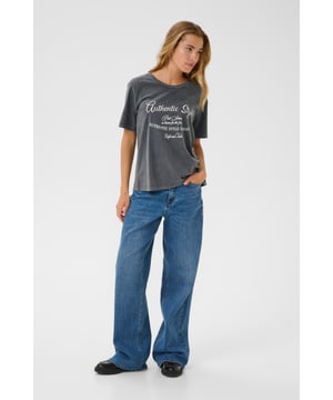 Dieses Damen-T-Shirt bietet eine normale Passform und einen klassischen Rundhalsausschnitt. Mit kurzen Ärmeln und auffälligem Schriftzug sorgt es für Komfort und einen modischen Akzent im Alltag.  Schonwäsche 30°, Nicht bleichen, Nicht im Trockner trocknen, Tropnass aufhängen im Schatten, Kalt bügeln max. 110° C, Trockenreinigung  100% Baumwolle