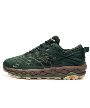 Deze Mizuno Wave Mujin LS GTX trainers combineren moeiteloos high-performance trailtechnologie met een verfijnde, straatklare esthetiek. Geïnspireerd op de elite trailrunninglijn van Mizuno, is deze silhouette ontworpen voor degenen die naadloos bewegen tussen ruw terrein en stedelijke straten. 
Gemaakt met een ademende gebreide mesh bovenkant en versterkt met GORE-TEX waterdichte bescherming, zorgen ze ervoor dat je voeten koel en droog blijven onder alle omstandigheden. Onderaan biedt de Vibram buitenzool uitzonderlijke grip en stabiliteit op verschillende oppervlakken, terwijl de Mizuno Wave tussenzool voor responsieve demping zorgt voor comfort gedurende de dag. 
Afgewerkt met jacquard branding en een gestroomlijnd ontwerp, is de Wave Mujin LS GTX de ultieme fusie van outdoor duurzaamheid en stedelijke veelzijdigheid.

- Ademende textiele gebreide bovenkant
- GORE-TEX waterdichte bescherming
- Heel pull tab voor gemakkelijke aan- en uitrekking
- Gevuld hiel en enkeldop
- Reflecterende details voor zichtbaarheid
- Premium voering
- Veilige vetersluiting
- Vibram buitenzool voor ultieme tractie
- Mizuno branding