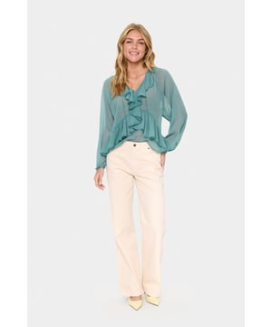 Die leichte Bluse mit Rüschen und lockerer Passform besticht durch einen Rundhalsausschnitt mit Bindeband, lange Ärmel und ein feminines Design. Ideal für flexible Stylingmöglichkeiten und angenehmen Tragekomfort.  Schonwäsche 30°, Nicht bleichen, Nicht im Trockner trocknen, Tropnass aufhängen, Kalt bügeln max. 110° C, Nicht trockenreinigen  100% Polyester (Recycelt)