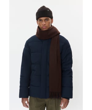 Deze herensjaal combineert zacht draagcomfort met een klassieke vorm en verfijnde franjes. Perfect als tijdloos accessoire voor verschillende stijlen.  Handwas, niet bleken, niet in de droger drogen, Liggend laten drogen., koud strijken max. 110° C,.  100% Wol