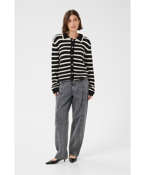 Dieser Damen-Cardigan überzeugt mit regulärer Passform, Hemdkragen und durchgehender Knopfleiste. Das leichte Strickdesign sorgt für Komfort und vielseitigen Stil.  Schonwäsche 30°, Nicht bleichen, Nicht im Trockner trocknen, Liegend trocken., Kalt bügeln max. 110° C, Nicht trockenreinigen  70% Baumwolle,30% Polyester