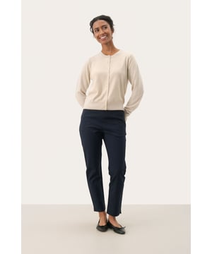 Dieser Damen-Cardigan bietet eine klassische Passform, Rundhalsausschnitt und lange Ärmel. Zeitloses Design mit praktischer Knopfleiste – ideal für Alltag und Büro.  Handwäsche, Nicht bleichen, Nicht im Trockner trocknen, Liegend trocken., Kalt bügeln max. 110° C, Trockenreinigung  100% Wolle (zertifiziert)