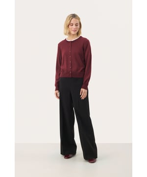 Dieser Damen-Cardigan bietet eine klassische Passform, Rundhalsausschnitt und lange Ärmel. Zeitloses Design mit praktischer Knopfleiste – ideal für Alltag und Büro.  Handwäsche, Nicht bleichen, Nicht im Trockner trocknen, Liegend trocken., Kalt bügeln max. 110° C, Trockenreinigung  100% Wolle (zertifiziert)