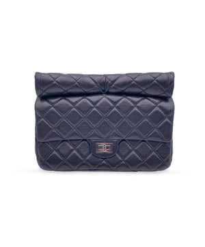 Empfohlener Verkaufspreis
Diese wunderschöne Tasche wird mit einem Qualitätszertifikat von Entrupy geliefert. Das Zertifikat wird ohne weitere Kosten zur Verfügung gestellt. Betreten Sie eine Welt zeitlosen Luxus mit dieser umwerfenden CHANEL Medium Roll 2.55 Reissue Clutch, einem begehrten Stück aus der Kollektion 2011/2012. Diese Clutch aus weichem, gestepptem Lammleder in sattem, klassischem Schwarz ist ein wahrer Beweis für die Kunstfertigkeit und Eleganz, für die CHANEL bekannt ist. Ihr einzigartiges Design wird durch eine zarte Lederrolle oben aufgewertet, gepaart mit einer eleganten Klappe, die mit dem legendären silbernen Mademoiselle-Drehverschluss verziert ist. Dieser charakteristische Touch ist eine Anspielung auf CHANELs beständiges Erbe schicker Eleganz. Beim Öffnen der Klappe kommt ein sorgfältig gefertigtes Lederinterieur zum Vorschein, komplett mit einer seitlichen Reißverschlusstasche für Ihre wichtigsten Dinge. Der geprägte Stempel „Chanel – Made in Italy“ im Inneren spiegelt die hochwertige Handwerkskunst und Liebe zum Detail wider, die in jedes CHANEL-Stück einfließt. Ob Sie eine formelle Soirée besuchen oder einen Hauch von Luxus für den Alltag suchen, diese mittelgroße Clutch vereint nahtlos Stil und Funktionalität. Ein Vintage-Schatz aus der legendären 2.55 Reissue Kollektion, ein Stück, das nie aus der Mode kommt. Zustandsbewertung: A - AUSGEZEICHNET. Zustandsdetails: Wenig getragen. Leichte Kratzer auf dem Leder durch normale Nutzung. Der Hologramm-Aufkleber hat sich gelöst. Bitte sehen Sie sich die Fotos an und/oder fragen Sie nach, wenn Sie Fragen haben oder weitere Informationen benötigen. Maße (cm): Tiefe: 5,1, Höhe: 14,0, Länge: 26,7. Weitere Details: Staubbeutel? Nein. Schlüssel? Nein. Box? Nein. Maße: Breite: 51 mm, Länge: 267 mm, Höhe: 140 mm
