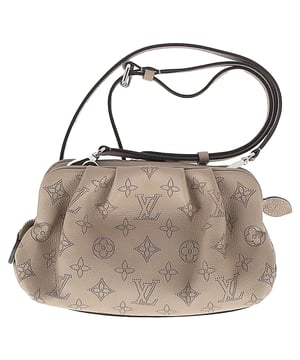 Empfohlener Verkaufspreis
Die Louis Vuitton Mahina Scala Mini-Tasche in Galet ist der Inbegriff von dezentem Luxus. Gefertigt aus geschmeidigem, monogrammperforiertem Leder in einem sanften Beigeton ist diese Mini-Tasche vielseitig und schick zugleich. Der verstellbare Lederriemen und die silberfarbenen Beschläge verleihen ihr Funktionalität und Eleganz, während das mit Mikrofaser gefütterte Innenfutter wichtige Dinge griffbereit und übersichtlich hält.

Louis Vuitton Mahina Scala Mini-Tasche in Galet aus beigem Leder
Zustand: Ausgezeichnet
Gebrauchsspuren: Kein Etikett, Keine sichtbaren Gebrauchsspuren, 
Verpackung: Staubbeutel
Farbe: Beige
Material: Leder | Leder
Größe: Einheitsgröße | Einheitsgröße
Maße: Breite: 50; Höhe: 130; Länge: 240
Artikelnummer: NAPPUGBBA506618W
