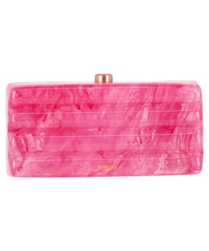 Empfohlener Verkaufspreis
Kunst trifft Accessoire. Die Cult Gaia Enid Clutch aus pink marmoriertem Acryl ist mehr als nur eine Tasche – sie ist ein echter Blickfang. Mit ihren architektonischen Rundungen, dem glatten Druckknopfverschluss und dem glänzenden, ungefütterten Finish bietet diese Clutch ausdrucksstarke Eleganz in kompaktem Format. Ein Hingucker in Ihrer Abend- oder Urlaubsgarderobe, der mit verspieltem Touch sofort für Eleganz sorgt.

Cult Gaia Enid Clutch aus pinkem Acryl
Zustand: Ausgezeichnet
Gebrauchsspuren: Kein Etikett, Keine sichtbaren Gebrauchsspuren. 
Verpackung: Box, Staubbeutel
Farbe: Pink | Rosé
Material: Acryl | Harz
Größe: Einheitsgröße | Einheitsgröße
Maße: Breite: 60; Höhe: 100; Länge: 210
Artikelnummer: NAPPUGBBA487489W