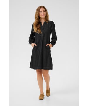 Dieses Hemdkleid bietet eine lockere Passform und knielangen Schnitt. Ausgestattet mit rund V-Ausschnitt, langen Ärmeln mit Bündchen, Knopfleiste und Seitentaschen für zusätzlichen Komfort und Alltagstauglichkeit.  40° waschbar, Nicht bleichen, Nicht im Trockner trocknen, Tropnass aufhängen im Schatten, Warm bügeln max. 150° C, Professionelle Reinigung.  90% Baumwolle,10% Lyocell