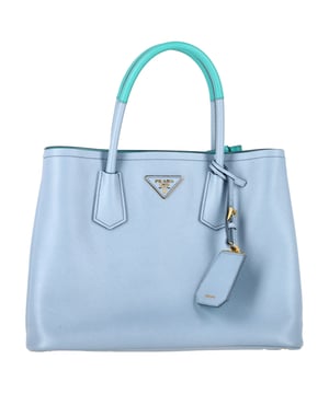 Empfohlener Verkaufspreis
Die Prada Medium Cuir Double Tote Bag aus blauem Leder ist ein raffiniertes Statement-Stück, das strukturierte Eleganz mit einem kräftigen Farbkontrast verbindet. Ihr geräumiger Innenraum und das Design mit zwei Henkeln bieten Funktionalität und edlen Look – perfekt für den Alltag. Styling-Tipp: Peppen Sie Ihr Büro-Outfit auf, indem Sie sie mit einer frischen weißen Bluse und einer marineblauen Anzughose kombinieren, um die zweifarbige Palette zum Strahlen zu bringen.

Prada Medium Cuir Double Tote Bag aus blauem Leder

Zustand: Ausgezeichnet
Gebrauchsspuren: Kein Etikett, Keine sichtbaren Gebrauchsspuren. Unbenutzt oder einmal getragen, aber wie neu.
Verpackung: Staubbeutel
Farbe: Blau
Material: Leder | Saffianoleder
Größe: Einheitsgröße | Einheitsgröße
Maße: Breite: 150; Höhe: 250; Länge: 330; Henkellänge: 130; Riemenlänge: 0
Artikelnummer: NAPPUGBBA506786W