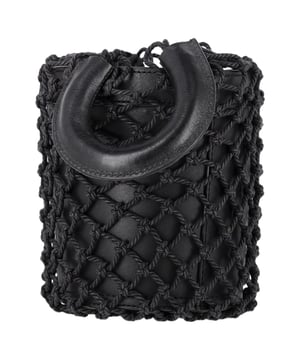 Empfohlener Verkaufspreis
Die Staud Moreau Net Bucket Bag aus schwarzem Leder bietet eine moderne Interpretation der klassischen Bucket Bag-Form. Das Makramee-Netz im Strand-Look verleiht ihr einen schicken, lässigen Touch. Die beiden Tragegriffe oben sorgen für Vielseitigkeit und Tragekomfort, während das offene Design schnellen Zugriff auf Ihre wichtigsten Utensilien ermöglicht. Diese Tasche aus einem Leder-Baumwoll-Mix vereint Stil und Funktionalität.

mit Staubbeutel

Staud Moreau Net Bucket Bag aus schwarzem Leder
Zustand: Ausgezeichnet
Gebrauchsspuren: Kein Etikett, Keine sichtbaren Gebrauchsspuren. Unbenutzt oder einmal benutzt, aber wie neu.
Verpackung: Staubbeutel
Farbe: Schwarz
Material: Leder
Größe: Einheitsgröße | Einheitsgröße
Maße: Breite: 150; Höhe: 190; Länge: 180; Grifflänge: 110; Riemenlänge: 0
Artikelnummer: NAPPUGBBA451125W