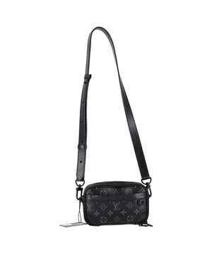 VINTAGE, NEUPREIS WIE NEU  
Die Louis Vuitton Nano Alpha Crossbody Bag aus schwarzem beschichtetem Canvas ist die perfekte Kombination aus kompakter Funktionalität und ikonischem Luxus, mit eleganten Linien und charakteristischen Monogrammdetails. Ideal für eine freihändige Nutzung, verleiht sie jedem modernen Outfit eine mutige Aussage. **Stil-Tipp:** Tragen Sie sie quer über eine taillierte Lederjacke und schmale Jeans für einen edgy, urbanen Chic-Look.

Louis Vuitton Nano Alpha Crossbody Bag aus schwarzem beschichtetem Canvas

Zustand: Ausgezeichnet  
Gebrauchsspuren: Kein Verkaufsetikett, Keine sichtbaren Gebrauchsspuren.  
Verpackung: Keine  
Farbe: Schwarz  
Material: Beschichteter Canvas  
Größe: Einheitsgröße | Einheitsgröße  
Maße: Breite: 50; Höhe: 110; Länge: 180  
SKU: NAPPUGBBA507962W
