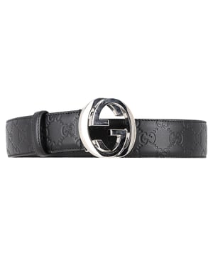 Empfohlener Verkaufspreis
Der Gucci Guccissima Gürtel mit GG-Schnalle aus schwarzem Leder ist ein klassisches und ikonisches Accessoire, das jedem Outfit einen Hauch von Luxus verleiht. Gefertigt aus schwarzem Gucci Signature Leder, besticht dieser Gürtel durch sein heißgeprägtes Design mit markantem Print und fester Textur, das die Tradition und Handwerkskunst der Marke unterstreicht. Die palladiumfarbenen Metallteile verleihen dem Gesamtdesign einen eleganten und modernen Touch. Das Highlight dieses Gürtels ist die GG-Schnalle, ein charakteristisches Symbol der Marke Gucci, die ihm sofort einen Hauch von Raffinesse und Eleganz verleiht. Bereichern Sie Ihre Garderobe mit diesem zeitlosen und vielseitigen Gucci Gürtel, der mühelos zu vielen Stilen und Outfits passt.

Gucci Guccissima Gürtel mit GG-Schnalle aus schwarzem Leder
Zustand: sehr gut
Gebrauchsspuren: Unbenutzt oder einmal getragen, aber wie neu. Leichte Gebrauchsspuren an der GG-Schnalle
Verpackung: keine
Farbe: Schwarz
Material: Leder
Größe: Einheitsgröße Einheitsgröße
Maße: Breite: 1050; Länge: 40
Artikelnummer: NAPPUGBAC420735W