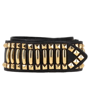 Empfohlener Verkaufspreis
Verleihen Sie Ihrer Garderobe einen Hauch von Glamour mit dem Alberta Ferretti Gold Nietengürtel aus luxuriösem schwarzem Leder. Dieses auffällige Accessoire besticht durch eine Reihe goldener Nieten, die einen wunderschönen Kontrast zum glatten Leder bilden und so ein markantes Statement setzen, das jedes Outfit aufwertet. Ob Sie ein fließendes Kleid betonen oder Ihrer Lieblingsjeans mit hoher Taille Struktur verleihen – dieser Gürtel rundet das Ganze perfekt ab. Der Alberta Ferretti Gold Nietengürtel ist vielseitig und stilvoll und passt perfekt zum Tag und Abend – ein Must-have für modebewusste Frauen. Machen Sie jeden Look unvergesslich mit diesem schicken und trendigen Gürtel.


Alberta Ferretti Gold Nietengürtel aus schwarzem Leder


Zustand: Ausgezeichnet

Gebrauchsspuren: Unbenutzt oder einmal getragen, aber wie neu. Keine Gebrauchsspuren.

Verpackung: Keine

Farbe: Schwarz

Material: Leder

Größe: Einheitsgröße

Maße: Breite: 40; Länge: 1300

Artikelnummer: NAPPUGBAC399921W