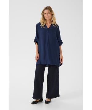 Deze dames tuniekblouse heeft een losse pasvorm, V-hals met knoopsluiting en 3/4-mouwen met omslag. Comfortabel en veelzijdig voor dagelijks gebruik.  Fijne was 30°, niet bleken, niet in de droger drogen, Druipnat ophangen in de schaduw, koud strijken max. 110° C,   45% Viscose,37% Lyocell,18% Nylon