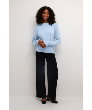 Regular fit,Lange mouwen  Fijne was 30°, niet bleken, niet in de droger drogen, Liggend laten drogen in de schaduw, koud strijken max. 110° C, Droogreiniging  80% Viscose,20% Nylon
