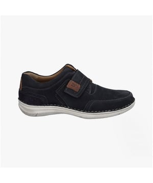 Estos zapatos casuales de ancho amplio cuentan con una parte superior de cuero, forro textil, suela de poliuretano y un cierre de contacto. Diseñados para la comodidad y la transpirabilidad con un estilo de caña baja.