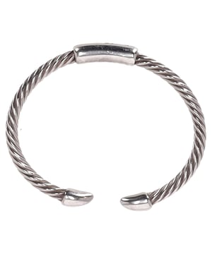 Empfohlener Verkaufspreis
Veredeln Sie Ihre Accessoires mit dem Pomellato 67 Twisted Armreif aus poliertem Silbermetall – ein markantes Schmuckstück, das skulpturale Eleganz mit modernem Touch verbindet. Das gedrehte Design verleiht ihm eine dynamische Note und macht ihn allein oder in Kombination mit anderen Schmuckstücken zum Statement. Das elegante Finish bietet zeitlose Vielseitigkeit für lässige und elegante Looks. **Styling-Tipp:** Tragen Sie ihn solo zu einem monochromen Outfit und hochgekrempelten Ärmeln, um seine einzigartige Form zum Blickfang zu machen.

Pomellato 67 Twisted Armreif aus Silbermetall

Zustand: Sehr gut
Gebrauchsspuren: Wenig getragen, aber sehr gut erhalten. Kann Gebrauchsspuren wie leichte Kratzer, Kerben und/oder Dellen aufweisen. Leichte Anlaufstellen.
Verpackung: Keine
Farbe: Silber
Material: Metall
Größe: Einheitsgröße | Einheitsgröße
Maße: Breite: 5; Länge: 170
Artikelnummer: NAPPUITJE470336W