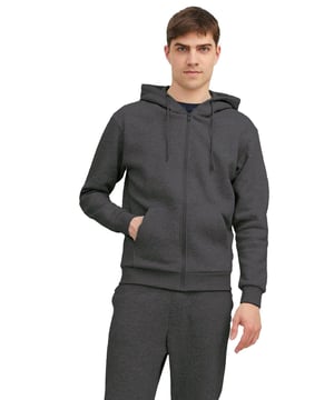 Der Kruze Mens Zip Up Hoodie ist ein hochwertiges Trainingsanzug-Set von Enzo. Der regulär geschnittene Kapuzenpullover mit Reißverschluss verfügt über Kängurutaschen und Bündchen an den Ärmeln, gepaart mit der passenden Jogginghose. Der elastische Bund und der verstellbare Kordelzug sind mit einem gebürsteten Innenfleece für ultimativen Komfort ausgestattet. 52% Baumwolle, 48% Polyester. Erhältlich in den Farben Schwarz, Grau und Navy.