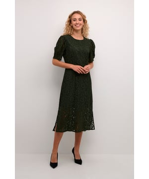 Dames midi kantjurk met ronde hals, korte pofmouwen en een relaxte pasvorm. De elegante snit zorgt voor comfort en veelzijdige draagbaarheid bij diverse gelegenheden.  Fijne was 30°, niet bleken, niet in de droger drogen, Druipnat ophangen in de schaduw, koud strijken max. 110° C, Chemisch laten reinigen.  60% Polyester,40% Katoen