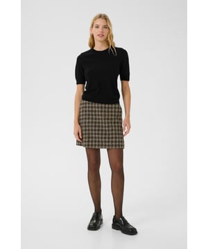 Kurzarm-Stricktop mit regulärer Passform, Rundhalsausschnitt und Rippbündchen. Vielseitig kombinierbar und bequem für Alltag und Büro.  Handwäsche, Nicht bleichen, Nicht im Trockner trocknen, Liegend trocken., Kalt bügeln max. 110° C, Trockenreinigung  100% Wolle (zertifiziert)