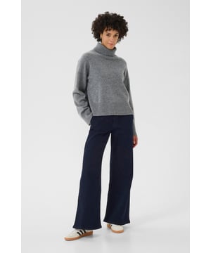 Dieser Damen-Rollkragenpullover bietet eine entspannte Passform und überschnittene Schultern. Gerippte Details runden das Design ab und sorgen für Komfort.  Handwäsche, Nicht bleichen, Nicht im Trockner trocknen, Liegend trocken., Kalt bügeln max. 110° C, Trockenreinigung  100% Wolle (zertifiziert)