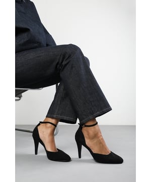Step out in timeless style with these Samantha Wide Fit Pointed Toe Heels With Ankle Strap. Designed with a soft pointed toe and secure buckle-fastened ankle strap, they offer a flattering silhouette for any occasion. The mid-height stiletto heel adds the perfect amount of lift without compromising comfort. Ideal for work, dinners, weddings, or formal evenings. Key Features: • Material: Soft faux suede upper with cushioned insole • Design: Pointed closed-toe with side cut-out and classic stiletto heel • Closure: Adjustable ankle strap with buckle fastening