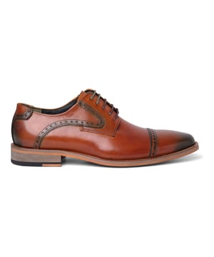 Realza tu estilo formal con los zapatos Oxford Justin Reess Jenson para hombre. Elaborados en suave piel marrón con un distintivo tono verde, estos zapatos combinan un diseño atemporal con un toque moderno, perfectos para negocios, bodas y ocasiones formales.

Piel marrón con tono verde para un acabado único y llamativo.
Elegante estilo Oxford con líneas limpias y silueta estilizada.
El clásico cierre de cordones garantiza un ajuste seguro y un look refinado.
Parte superior 100 % piel para mayor calidad, durabilidad y un atractivo refinado.
La plantilla acolchada ofrece comodidad durante largos periodos de uso.
Su construcción interior de gran soporte está diseñada para que duren todo el día.
Ideales para eventos formales, ropa de oficina o para looks sofisticados de día y de noche.