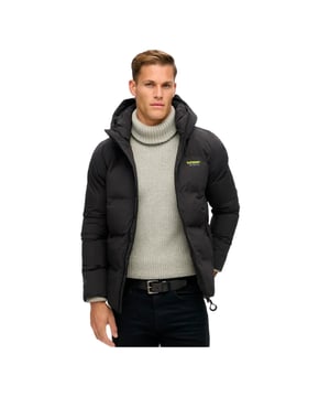 Doudoune Superdry mit Kapuze für Herren, Schwarz, Polyester. Authentisches Kleidungsstück der Marke Superdry - Streetwear/Sportswear-Design von Superdry - Superdry für modebewusste Herren, perfekt für den Alltag - Die schwarze Doudoune von Superdry lässt sich hervorragend mit Ihrem Rest des Kleiderschrankes kombinieren - Bequemes Polyester-Material - klassisch - Kapuzen-Daunenjacke -