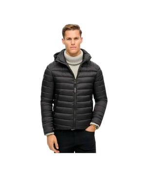 Superdry Fuji Sports Herren Doudoune Schwarz Polyester. Authentisches Kleidungsstück der Marke Superdry - Streetwear/Sportswear-Design von Superdry - Superdry für Herren, modisch und perfekt für den Alltag - Die schwarze Superdry Doudoune lässt sich hervorragend mit dem Rest Ihrer Garderobe kombinieren - bequemer Polyesterstoff - klassisch - Fuji Sports -