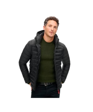 Doudoune Superdry Fuji Sport Herren Schwarz Polyester. Authentisches Kleidungsstück der Marke Superdry - Design im Streetwear/Sportswear-Stil von Superdry - Superdry für Herren, ideal für den Alltag - Die schwarze Superdry-Doudoune lässt sich perfekt mit Ihrer Garderobe kombinieren - bequemer Polyesterstoff - klassisch - Fuji Sport -
