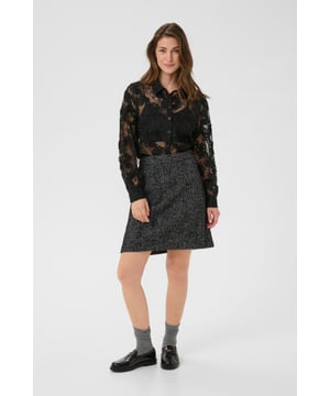 Dames blouse met elegant kanten ontwerp, klassieke kraag, lange mouwen en een losse pasvorm. Comfortabel en veelzijdig voor elke gelegenheid.  Fijne was 30°, niet bleken, niet in de droger drogen, Druipnat ophangen in de schaduw, koud strijken max. 110° C,   100% Polyester
