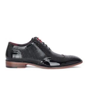 Realza tu look formal con los zapatos brogue Justin Reess Flynn de charol negro. Diseñados para una elegancia excepcional, estos zapatos presentan una parte superior de charol negro brillante con un sutil patrón texturizado, perfectos para bodas, eventos de gala o veladas sofisticadas. Los detalles brogue clásicos añaden un encanto tradicional, mientras que el diseño con cordones garantiza un ajuste seguro y a medida. Un suave forro interior aumenta la comodidad, haciéndolos ideales para un uso prolongado con confianza y estilo. Charol negro brillante con un sutil acabado texturizado para un look audaz y refinado. Brogue clásico. Perforaciones y costuras para una elegancia atemporal. Cierre seguro con cordones para un ajuste cómodo y ajustable. Interior con forro suave que aumenta la comodidad para usar todo el día. Silueta elegante perfecta para eventos formales, fiestas y ocasiones especiales. Confeccionados 100 % en cuero para mayor calidad y durabilidad.