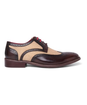 Dale carácter y clase a cualquier look con los zapatos brogue Cole de Justin Reess para hombre. Elaborados con una rica combinación de materiales y toques de diseño clásico, estos zapatos ofrecen un acabado atemporal y moderno, ideal para bodas, ropa de oficina o looks informales sofisticados.

Diseño brogue clásico con perforaciones tradicionales y detalles en la punta.
Parte superior de cuero marrón de primera calidad para un look elegante y sofisticado.
Los paneles de lona crean un elegante contraste de textura.
Parte superior 100 % cuero garantiza calidad y durabilidad.
Los paneles con detalles de lona aportan un toque visual más atractivo.
Plantilla acolchada para mayor comodidad durante el uso prolongado.
El cierre con cordones proporciona un ajuste seguro y ajustable.
Estilo versátil, perfecto para eventos formales, ropa de trabajo o fines de semana elegantes.