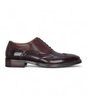 Causa una impresión impactante con los zapatos brogue de charol Justin Reess Harry para hombre en un llamativo color burdeos vino. Elaborados en vibrante charol burdeos vino, estos zapatos están diseñados para destacar y realzar tu atuendo formal. Con un diseño brogue clásico con intrincadas perforaciones y costuras decorativas, encarnan la elegancia y la sofisticación para cualquier ocasión. El cierre seguro con cordones permite un ajuste personalizado, garantizando comodidad durante todo el día. Fabricados con materiales de alta calidad y una artesanía experta, estos zapatos ofrecen durabilidad y longevidad, convirtiéndolos en una elegante adición a tu armario. El llamativo charol burdeos vino le da un toque llamativo. Diseño brogue clásico con elegantes perforaciones. Cierre con cordones para un ajuste seguro y ajustable. Construcción duradera para una larga duración.