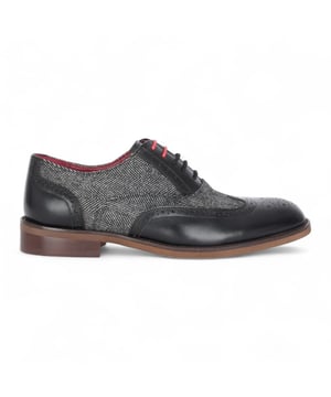Causa una impresión refinada con los zapatos brogue de cuero negro Justin Reess Albert. Combinando cuero liso con tweed texturizado, estos zapatos formales ofrecen un toque elegante a un estilo clásico. Perfectos para bodas, eventos laborales o salidas nocturnas, combinan comodidad, detalle y durabilidad en un diseño refinado. Parte superior de cuero negro para una apariencia elegante y atemporal. Paneles de tela de tweed que aportan textura y un estilo único. Detalles brogue clásicos con detalles en la punta. Cierre con cordones para un ajuste seguro y ajustable. Plantilla acolchada para mayor comodidad durante un uso prolongado. Suela duradera para mayor tracción y durabilidad. Perfectos para eventos formales, atuendos de negocios o atuendos elegantes e informales.