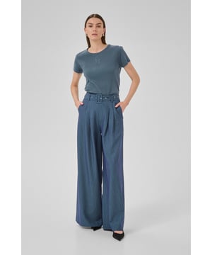 Deze dames t-shirt met ribstof biedt een regular fit, ronde hals en korte mouwen. Fijn geborduurd detail op de borst maakt het geschikt voor elke dag.  Fijne was 30°, niet bleken, niet in de droger drogen, Druipnat ophangen in de schaduw, koud strijken max. 110° C, Droogreiniging  97% Katoen,3% Elastaan