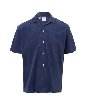 Dieses Kurzarmhemd für Herren überzeugt mit lässigem Charme und außergewöhnlichem Material. Der locker geschnittene Fit sorgt für entspannte Sommer-Vibes und maximale Bewegungsfreiheit. Ein stilvoller Resort-Kragen verleiht dem Look einen Hauch Retro-Flair. Die klassische Knopfleiste macht das Hemd vielseitig kombinierbar – offen über einem T-Shirt oder solo getragen. Das weiche Frottee-Material fühlt sich angenehm auf der Haut an und sorgt für ein besonderes Tragegefühl. Ideal für Urlaubstage, Poolpartys oder entspannte City-Trips. Die strukturierte Oberfläche setzt dezente Akzente und verleiht dem Design das gewisse Etwas. Luftig, bequem und dennoch stilvoll – dieses Hemd trifft den Nerv der Saison. Es vereint Komfort mit modischem Anspruch. Für Männer, die es lässig und besonders mögen.