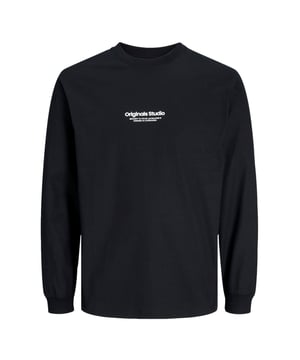 Dieses Herren-Longsleeve überzeugt mit seinem lockeren Schnitt und lässigem Design. Der klassische Rundhalsausschnitt mit Rippblende sorgt für einen angenehmen Sitz am Hals. Überschnittene Schultern verleihen dem Shirt einen modernen, entspannten Look. Die Ärmel enden in formstabilen Rippbündchen, die für zusätzlichen Tragekomfort sorgen. Ein echtes Highlight ist der Label-Print in 3-D-Optik – dezent und doch ein Statement. Das weiche Material schmiegt sich sanft an die Haut und bietet den ganzen Tag über ein gutes Gefühl. Ob solo getragen oder unter einer Jacke kombiniert, das Longsleeve ist ein echtes Allroundtalent. Die lockere Passform macht jede Bewegung mit und lässt Raum zum Wohlfühlen. Ideal für den Alltag, unterwegs oder auf der Couch. Dieses Shirt bringt Style und Komfort in perfekte Balance.
