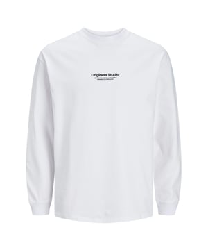 Dit heren longsleeve weet te overtuigen met zijn losse snit en casual ontwerp. De klassieke ronde hals met ribbels zorgt voor een aangename pasvorm rond de nek. De losvallende schouders geven het shirt een moderne, ontspannen uitstraling. De mouwen eindigen in vormvaste ribboorden die zorgen voor extra draagcomfort. Een echt hoogtepunt is de labelprint in 3D-look – subtiel en toch een statement. Het zachte materiaal sluit soepel aan op de huid en biedt de hele dag door een prettig gevoel. Of je het nu solo draagt of onder een jas, het longsleeve is een echt multitalent. De losse pasvorm volgt elke beweging en biedt ruimte om je prettig te voelen. Ideaal voor dagelijks gebruik, onderweg of op de bank. Dit shirt brengt stijl en comfort in perfecte balans.