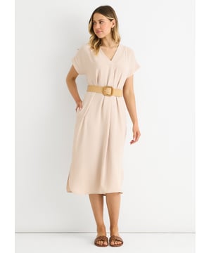 Geniet van moeiteloze luxe met onze Beige Air Flow Oversized Jurk met ceintuur. Gemaakt met een vloeiend, oversized silhouet en verstelbare ceintuur in de taille voor een flatterende pasvorm. De luchtige stof zorgt voor maximaal comfort en beweging, waardoor hij perfect is voor elke gelegenheid. Verhoog je garderobe met deze chique en veelzijdige jurk.