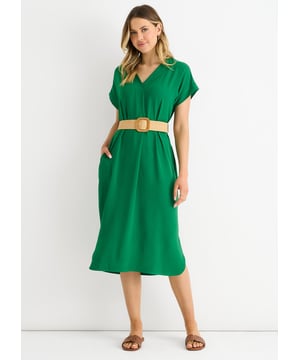 Laat je verleiden door de luxe flow van onze Green Air Flow Belted Oversized Dress. De lichtgewicht stof en losse pasvorm bieden moeiteloze elegantie, terwijl de ceintuur in de taille een vleugje verfijning toevoegt. Deze jurk is perfect voor elke gelegenheid en houdt je de hele dag koel en stijlvol.